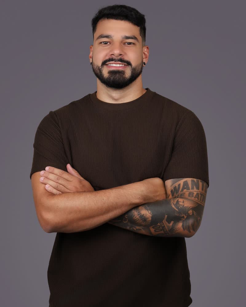Retrato de estúdio do Thiago Antônio, fundador da Full Medix, de braços cruzados